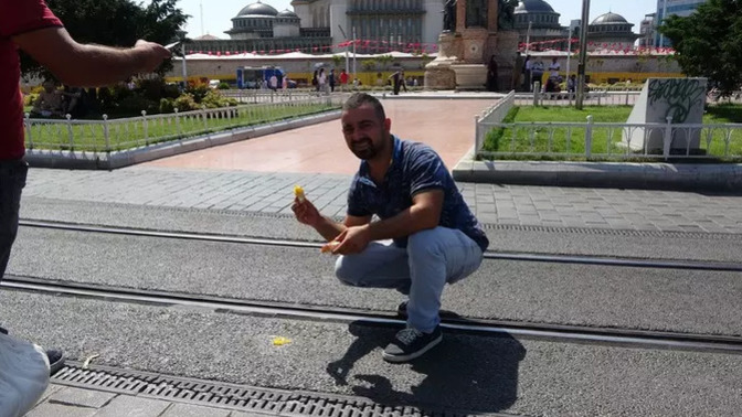 Bugün Taksim'de asfalt üzerinde yumurta pişirip yemişler. Sıcaklar sizi bunaltıyor mu?