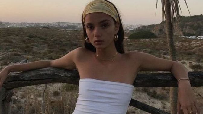 Sizce zayıf, minyon kızlar itici mi?