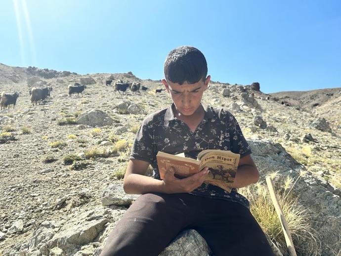Muhammet hem çobanlık yaptı hem sınava hazırlandı, LGSde Türkiye ikincisi oldu. Başarmak için nerede olduğun önemli mi?