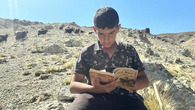 Muhammet hem çobanlık yaptı hem sınava hazırlandı, LGS'de Türkiye ikincisi oldu. Başarmak için nerede olduğun önemli mi?