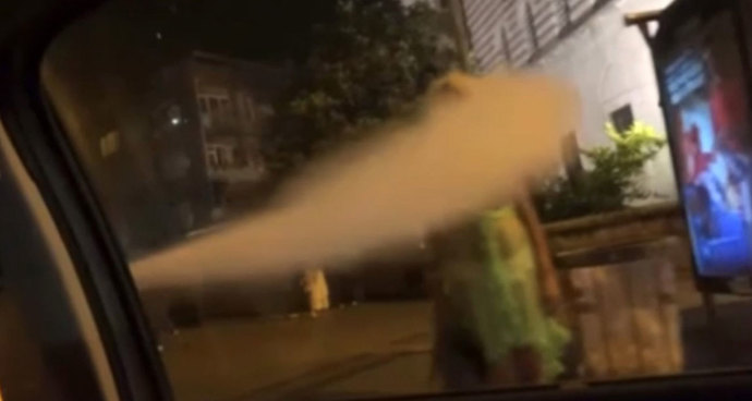 İstanbulda 3 erkek, kadınlara yangın söndürme tüpü sıkarak semti böceklerden arındırıyoruz demiş. Bunların cezası ne olmalı?