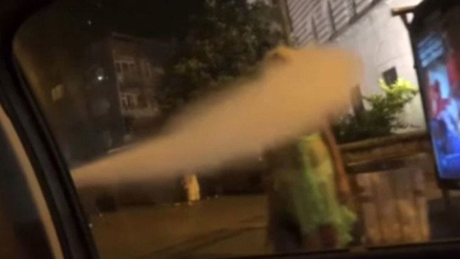 İstanbul'da 3 erkek, kadınlara yangın söndürme tüpü sıkarak "semti böceklerden arındırıyoruz" demiş. Bunların cezası ne olmalı?