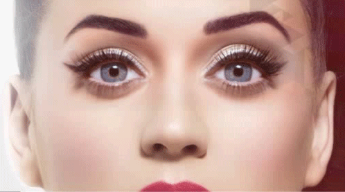 Eyelinerı jilet gibi çekmek önemli mi?