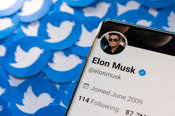 Yürüyüş yaparken belki üstümüzden kuşlar geçer dediğimde bana twitter yenileniyor, kuşlar da gidecek diyen adamdan olur mu?
