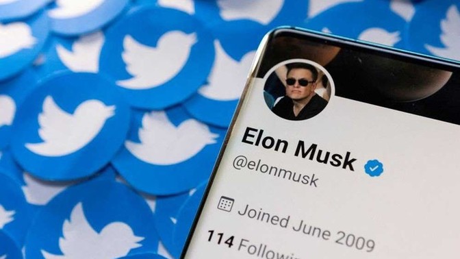 Yürüyüş yaparken "belki üstümüzden kuşlar geçer" dediğimde bana "twitter yenileniyor, kuşlar da gidecek" diyen adamdan olur mu?