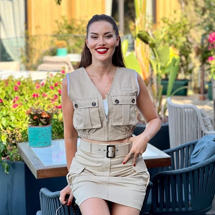 #FahriyeEvcenin paylaştığı son fotoğrafları beğeni yağmuruna tutuldu. Güzel oyuncunun yüzünde bir değişiklik var mı?