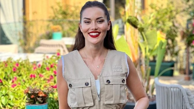 #FahriyeEvcen'in paylaştığı son fotoğrafları beğeni yağmuruna tutuldu. Güzel oyuncunun yüzünde bir değişiklik var mı?