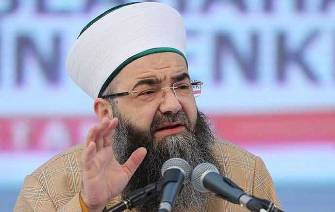Cübbeli Ahmet Hocadan ilginç açıklama: 5 yaşındaki kızın elini tutmak caiz değildir. Ne düşünüyorsunuz?