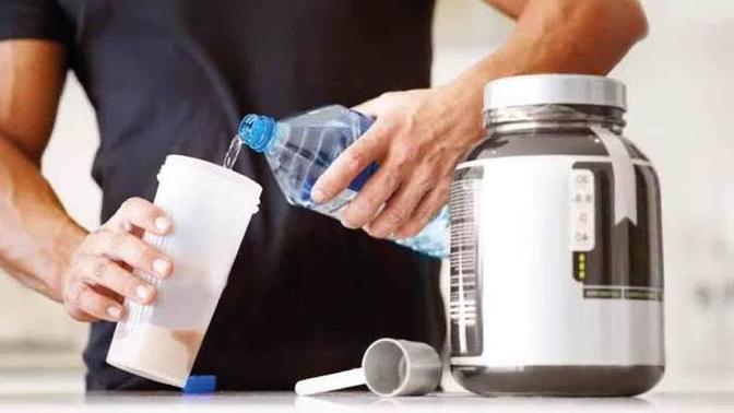 Protein tozu kullandıktan sonra fazla su tüketimi zararlı olur mu?