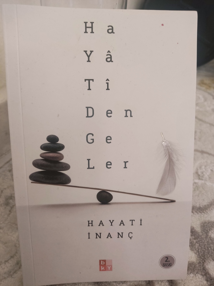 Benim şu an okuduğum bu; içerisinde ayetler var, hadisler var, şiirler- beyitler var. aynı zamanda hayatı anlatıyor.