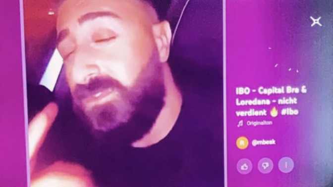 Ne yapıyorsunuz ben keyf yapıyorum rnbesk iboyu dinliyorum?