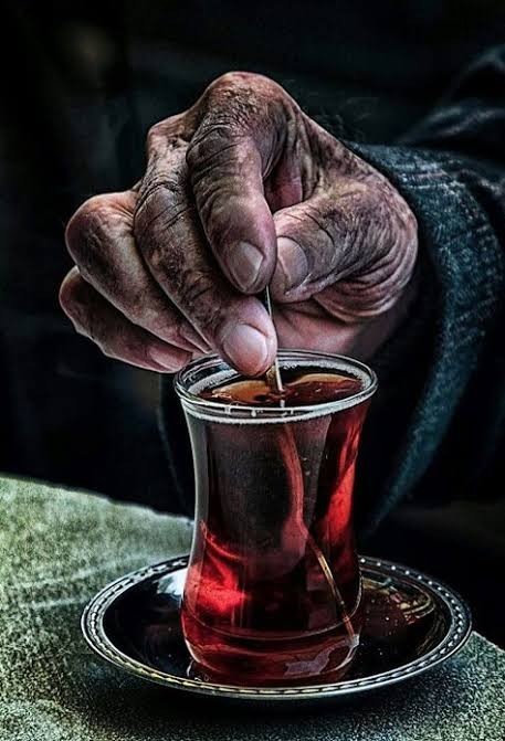 Çay veya kahvenizi saat yönünde mi karıştırırsınız, tersi yönde mi?