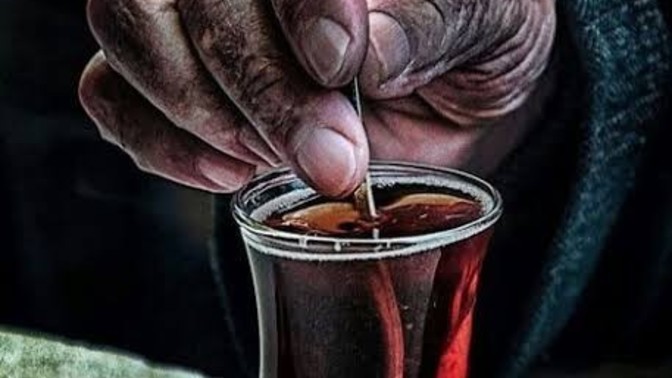 Çay veya kahvenizi saat yönünde mi karıştırırsınız, tersi yönde mi?