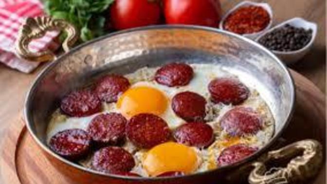 Yumurtanızı sucuklu mu seversiniz, sucuksuz mu?
