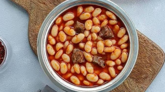 Güveçte kuru fasulye sucuklu mu, etli mi güzeldir?
