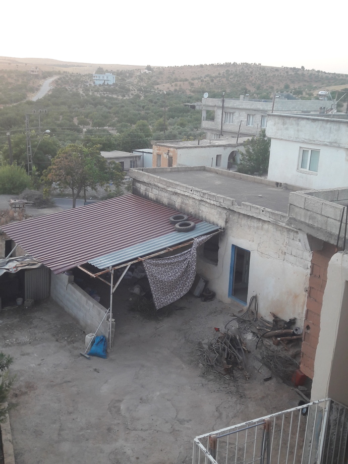 Yıkılmak için bir sonraki depremi bekliyor resmen. Boşaltılmış duruyor
