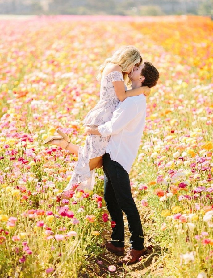 Ahu, çiçekler açsın böcekler ötsün kırlarda öpüşelim 🥰