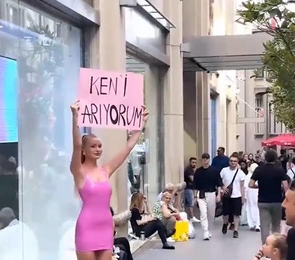 İstanbulda ilginç olay! Barbie kıyafetleri giyen Ukraynalı kadın Keni arıyorum pankartı ile görüntülendi. Ne düşünüyorsunuz?