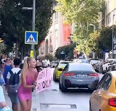 İstanbulda ilginç olay! Barbie kıyafetleri giyen Ukraynalı kadın Keni arıyorum pankartı ile görüntülendi. Ne düşünüyorsunuz?
