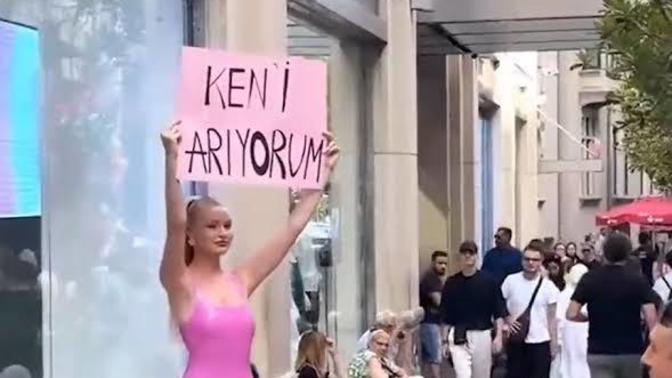 İstanbul'da ilginç olay! Barbie kıyafetleri giyen Ukraynalı kadın "Ken'i arıyorum" pankartı ile görüntülendi. Ne düşünüyorsunuz?