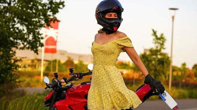 Motosiklet kullanan kızlar daha mı çekicidir?