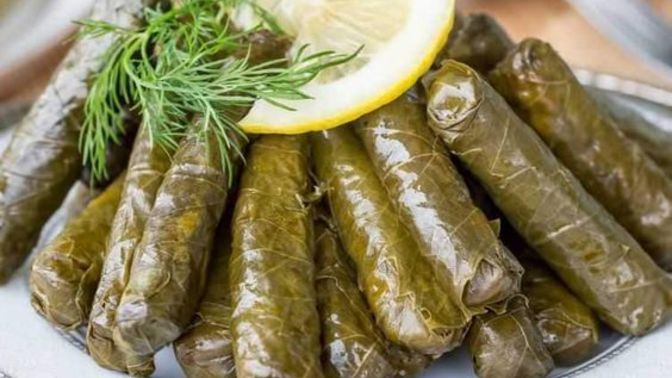 Yaprak sarması etli mi daha lezzetli olur yoksa etsiz mi?