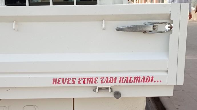 Bitane kamyon arkası yazısı söyler misin?