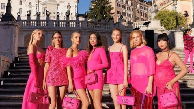 Barbie filmine giderken pembe kombin yapanları tuhaf buluyor musunuz?