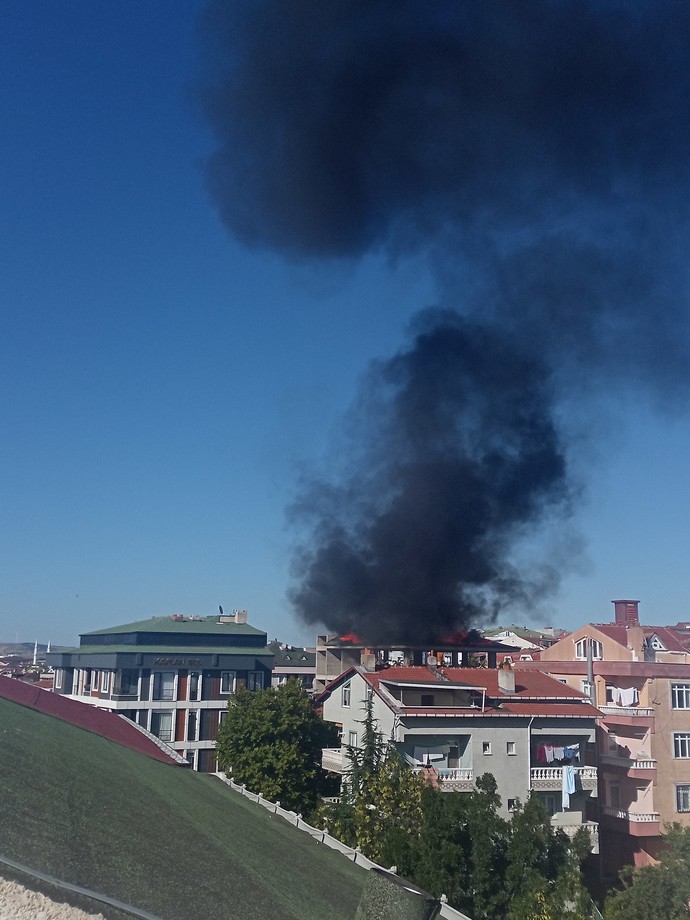 Bina yanıyor itfaiye çağrılmış. Bi daha çağrılmalı mı sizce?