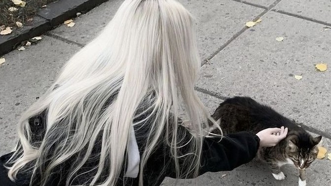 Beyaz saçlar sizce de çok estetik durmuyor mu?