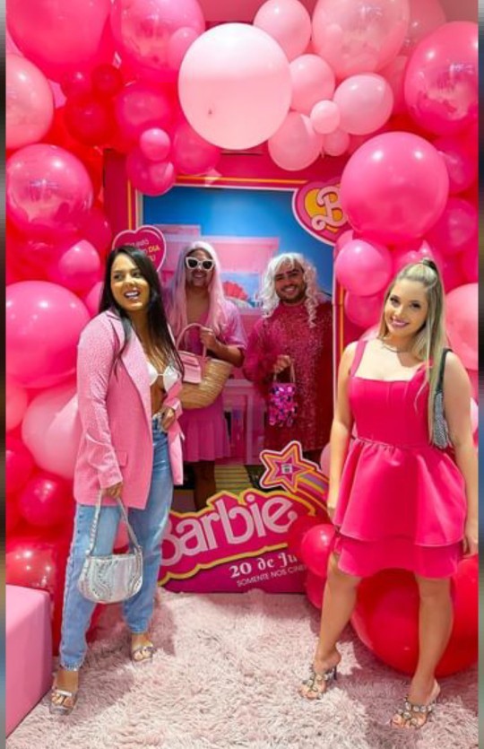 Kızlar sevgililerini Barbie gibi giydirip filme götürüyor, bu akıma siz de katılır mıydınız 💗 ?