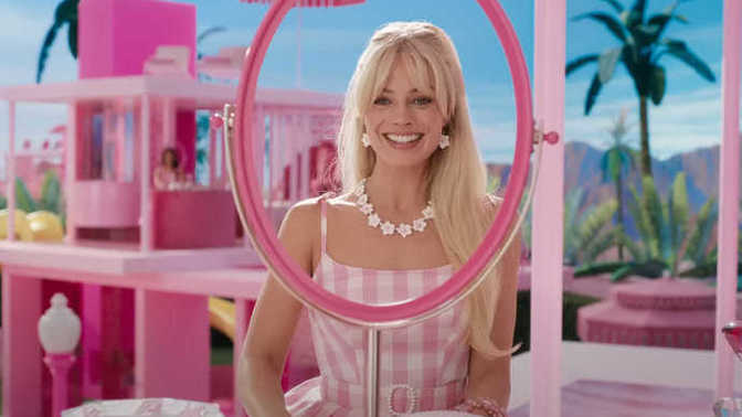 Barbie filmine giderken pembe giyinmek şart mı?