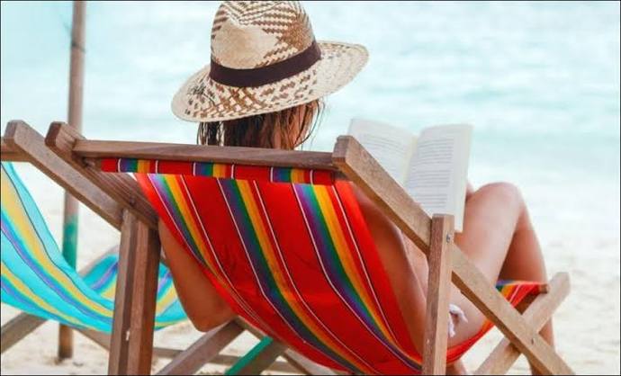 Plajda kitap okuyan bunu havalı görünmek için mi yapar?
