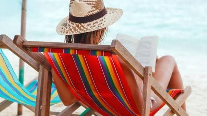 Plajda kitap okuyan bunu havalı görünmek için mi yapar?