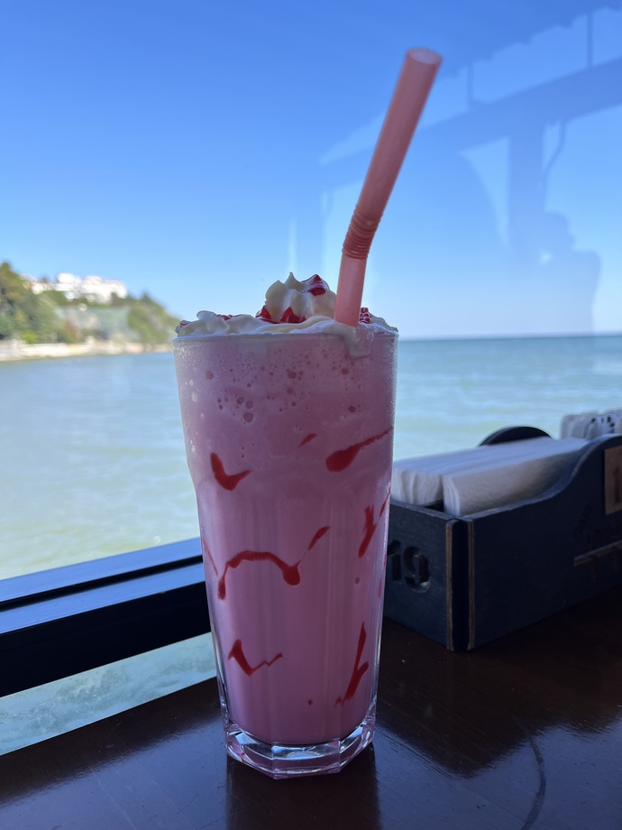 Aşko kuşkoluğuma zeval gelmesin diye çilekli milkshake söyledim ama kendimi kötü hissediyorum😔 Kahveye ayıp mı ettim?