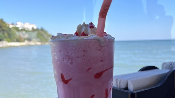 Aşko kuşkoluğuma zeval gelmesin diye çilekli milkshake söyledim ama kendimi kötü hissediyorum😔 Kahveye ayıp mı ettim?