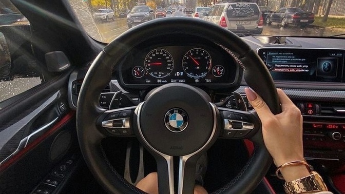 Sevgiliniz/eşiniz, karşı cinsten birini arabasında ön koltuğa bildirebilir mi?