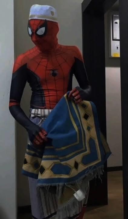 Erkekler boyunuz kac, kac kilosunuz, karin kasiniz var mi, Kariniz isterse spiderman kostumu giyermisiniz?