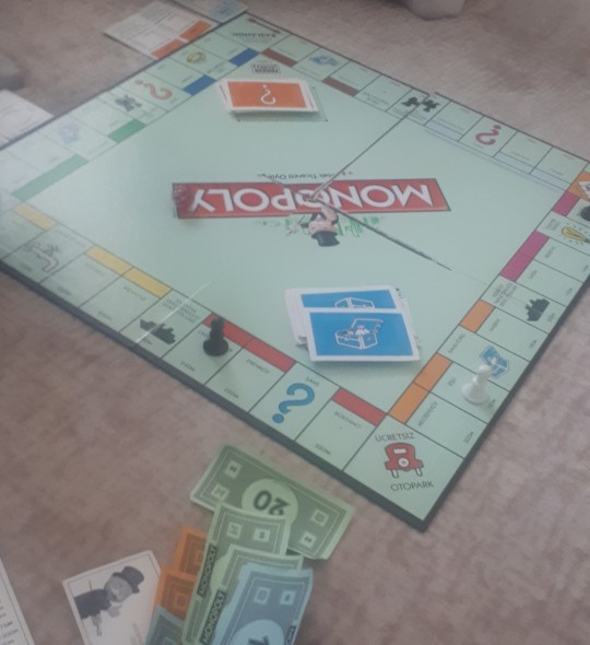 Monopoly oynamak mı daha zevkli yoksa dama oynamak mı?