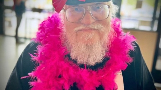 Game of thrones serisinin yazarı George R. R. Martin, Barbie izlemeye giderkenki kombini ile tam babasının prensesi olmamış mı?