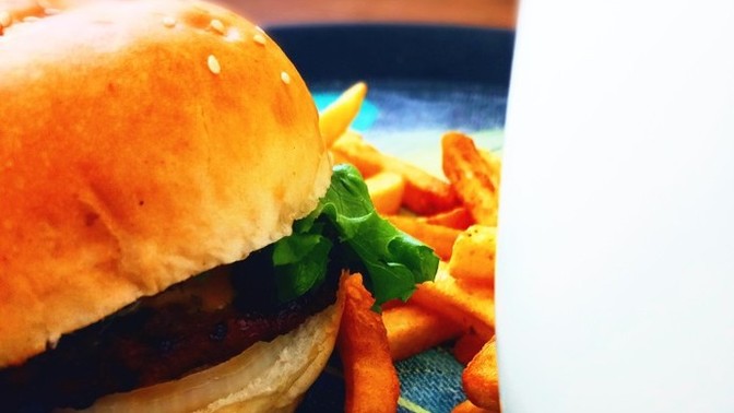 Hamburgerin yanına en çok hangi içecek yakışıyor?