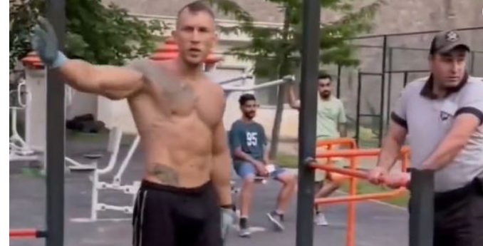 Parkta üstsüz spor yapan erkek sporcular güvenliğe şikayet edildi! Sizce kim haklı?
