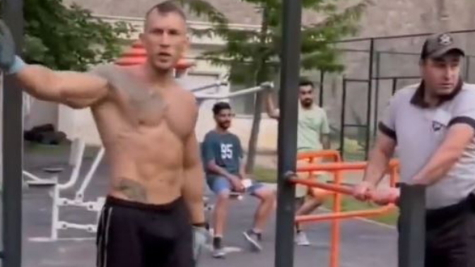 Parkta üstsüz spor yapan erkek sporcular güvenliğe şikayet edildi! Sizce kim haklı?