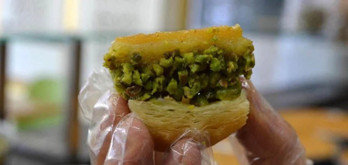 Baklava ağza ters mi atılır?