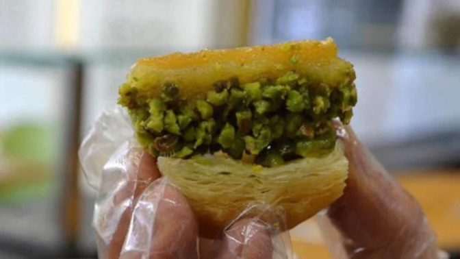 Baklava ağza ters mi atılır?