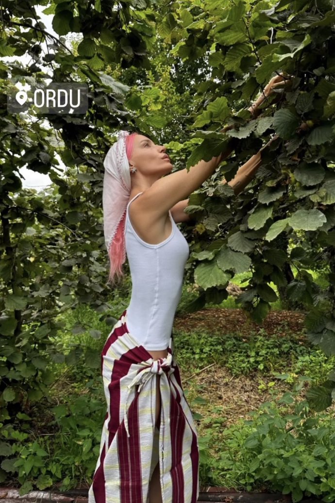 Gülşen memleketi Ordu’da fındık toplarken çekilen fotoğrafını paylaştı. Gülşene fındık toplatan hayat bize neler yapmaz?