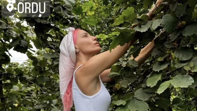 Gülşen memleketi Ordu’da fındık toplarken çekilen fotoğrafını paylaştı. Gülşen'e fındık toplatan hayat bize neler yapmaz?