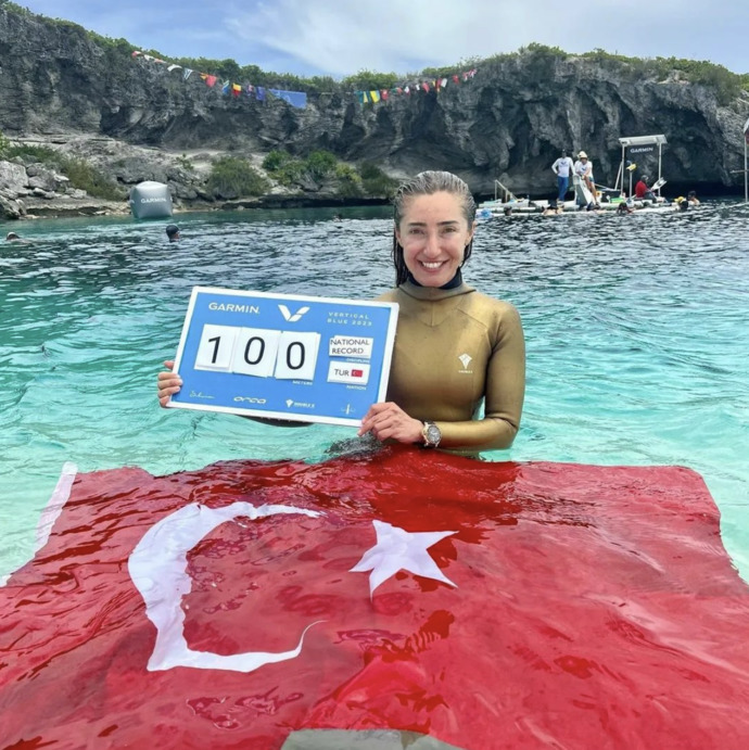 #ŞahikaErcümen, Cumhuriyetin 100. yılında 100 metre rekorunu kırmayı başardı. Kadın sporcularımızla birlikte gururlananlar kimler?