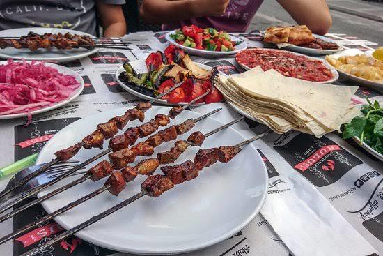 İlk buluşmada flörtünüz sizi ciğerciye götürse tepkiniz ne olurdu?