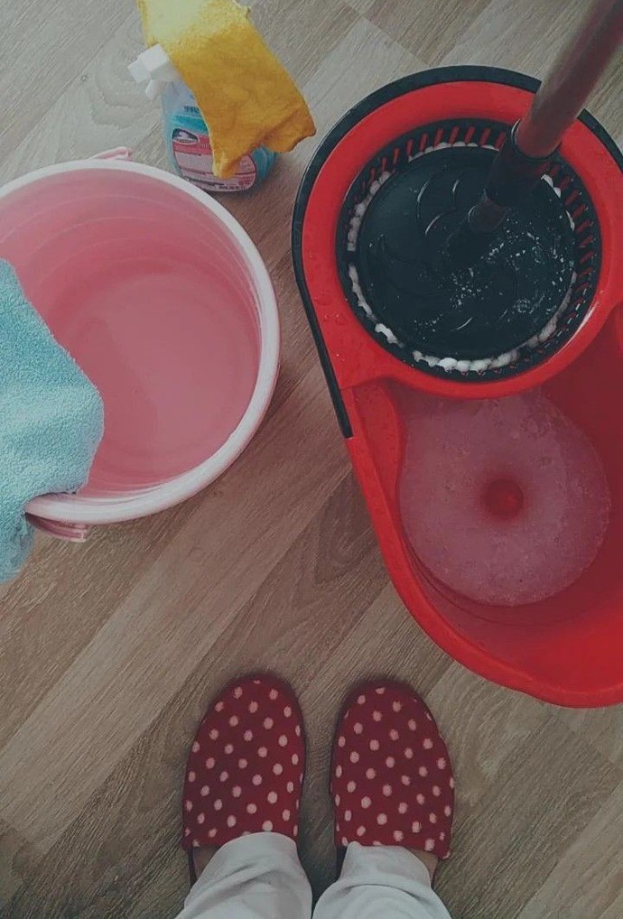 Temizlik yapıyorum, biri yardıma gelebilir mi?